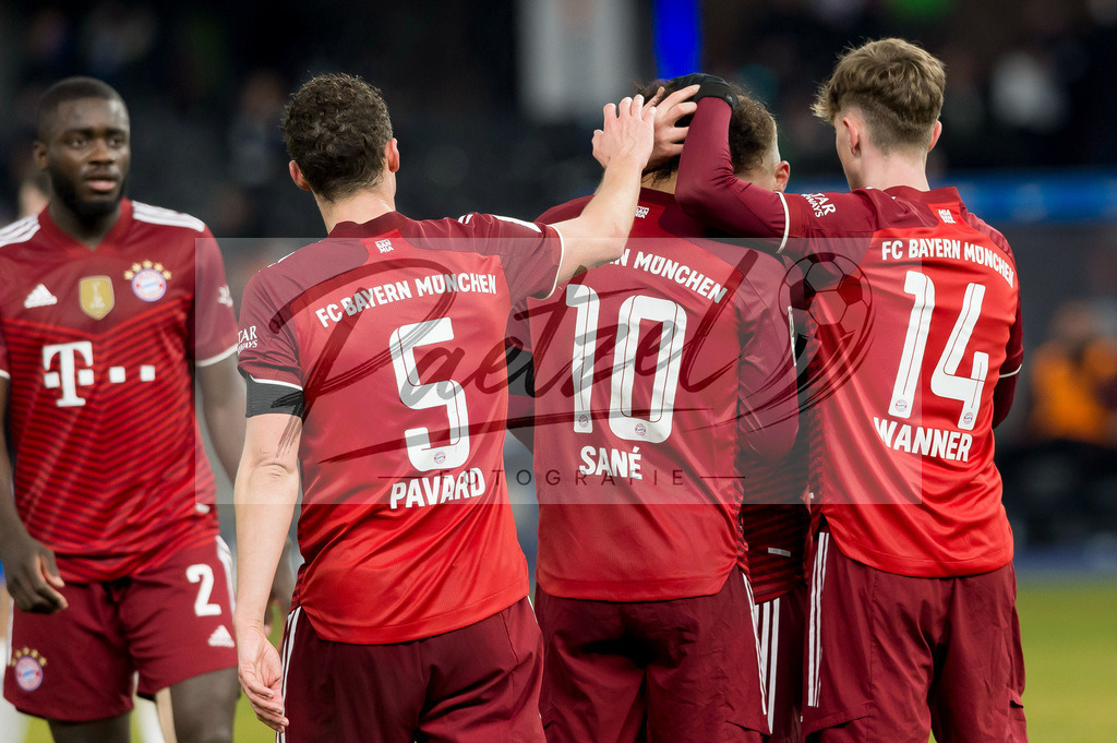 BSCFCB20220123_130 | Fussball, Herren: Leroy Sane (FC Bayern Muenchen) Torjubel, jubelt mit seiner Mannschaft nach dem Treffer zum 0:3 bei dem Spiel der 1. Bundesliga zwischen Hertha BSC und FC Bayern Muenchen im Olypiastadion am 23.01.2022 in Berlin, Deutschland.DFB / DFL REGULATIONS PROHIBIT ANY USE OF PHOTOGRAPHS AS IMAGE SEQUENCES AND/OR QUASI-VIDEO. - Realisiert mit Pictrs.com