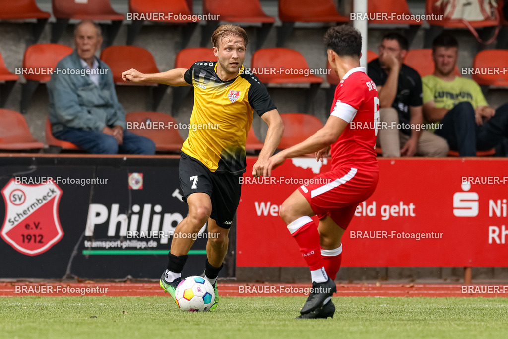 1_SVSKFC_20250726_0458.JPG -  - SV Schermbeck - KFC Uerdingen  - Testspiel | Schermbeck, Deutschland, 26.07.25: Alexander Lipinski (KFC Uerdingen) und Kerem Sengün (SV Schermbeck) im Kampf um den Ball während des Testspiel Spiels zwischen SV Schermbeck - KFC Uerdingen  in der Volksbank Arena am 26. July 2025 in Schermbeck, Deutschland. (Foto von Stefan Brauer/Brauer-Fotoagentur)