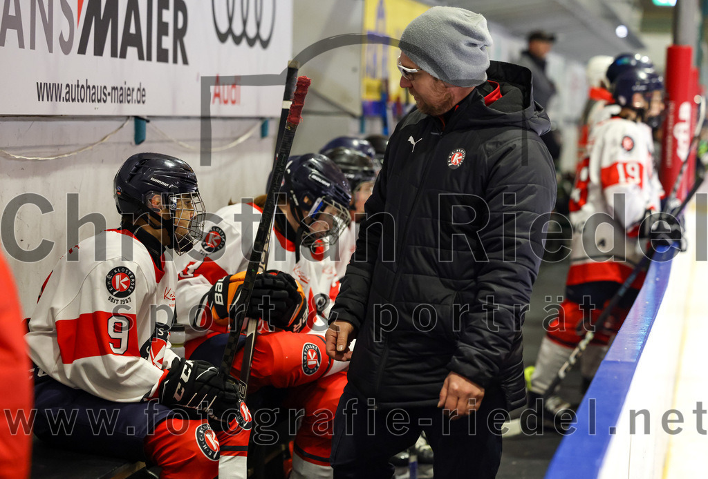 2022-12-04_074_TSV_Erding_gegen_EHC_Klostersee | Erding, Deutschland, 04.12.2022:
Eishockey, Bayernliga U17 2022 / 2023, 11. Spieltag, TSV Erding gegen EHC Klostersee, Endergebnis: 3:5

Benjamin Oswald (EHC Klostersee, #9), Trainer Markus Eberl (EHC Klostersee)

Foto: Christian Riedel / fotografie-riedel.net