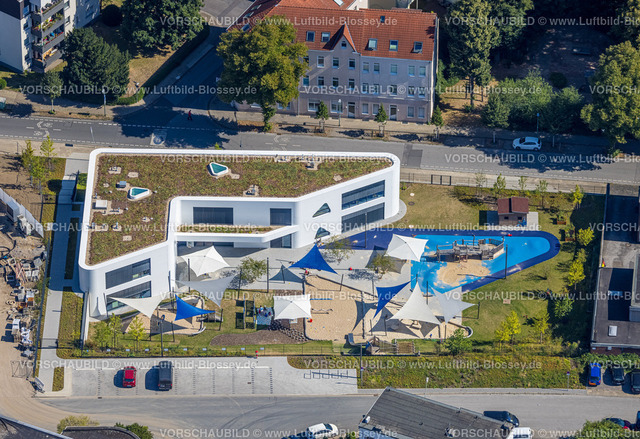 Essen220806925 | Luftbild, Kindertagesstätte KiKu Milchmäuse mit begrüntem Dach, Sonnenschirme, Sonnensegel, Spielplatz, Essen-Kray, Essen, Ruhrgebiet, Nordrhein-Westfalen, Deutschland
