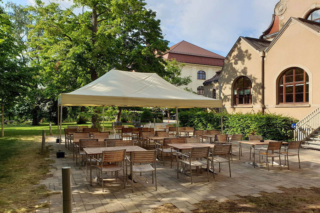 Philippuskirche - Biergarten | Entdecke über 20 Kategorien Leipzig-Motive: Foto-Downloads, hochwertige Poster, Leinwand- & Fine-Art-Prints. Jetzt Lieblingsfoto im Bildlexikon Leipzig Shop bestellen!