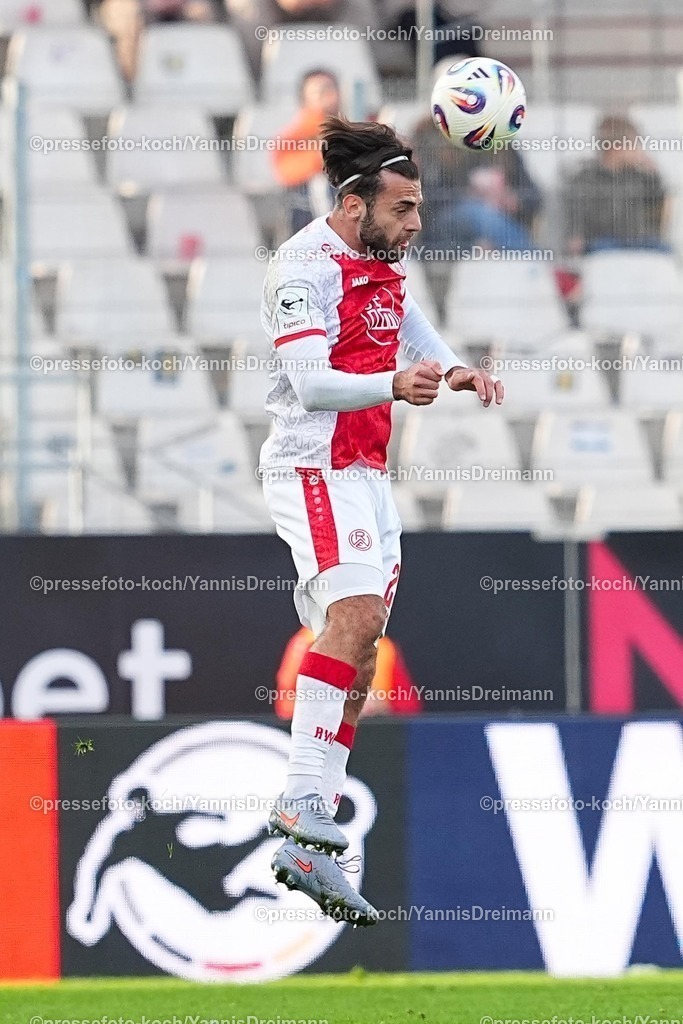 xYDRx18102501201 | 18.10.2025, xydrx, Fußball, 3.Liga, Rot-Weiss Essen - FC Viktoria Köln, Saison 2025 2026, Stadion an der Hafenstraße: Jose-Enrique Rios Alonso (Rot-Weiss Essen #23)   DFB regulations prohibit any use of photographs as image sequences and or quasi-video.