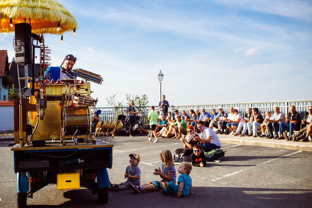 Universal Druckluft Orchester | Das Universal Druckluft Orchester mit Peter Till am Forte Belvedere Leisnig zum Festival Hallo Leisnig 2022. - Realisiert mit Pictrs.com