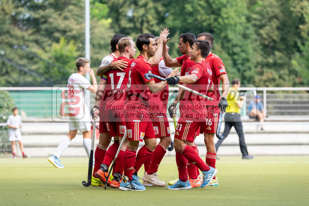HK_20240907_105343 | 1. Bundesliga Herren RW Köln - Crefelder HTC am 7.9.2024 RW Köln, Köln , Christopher Rühr ( Rot-Weiss Köln #17 ) , Elian Mazkour ( Rot-Weiss Köln #26 ) , Phillip Holzmüller (Rot-Weiss Köln #21 ) , Antheus Barry ( Rot-Weiss Köln #16 )