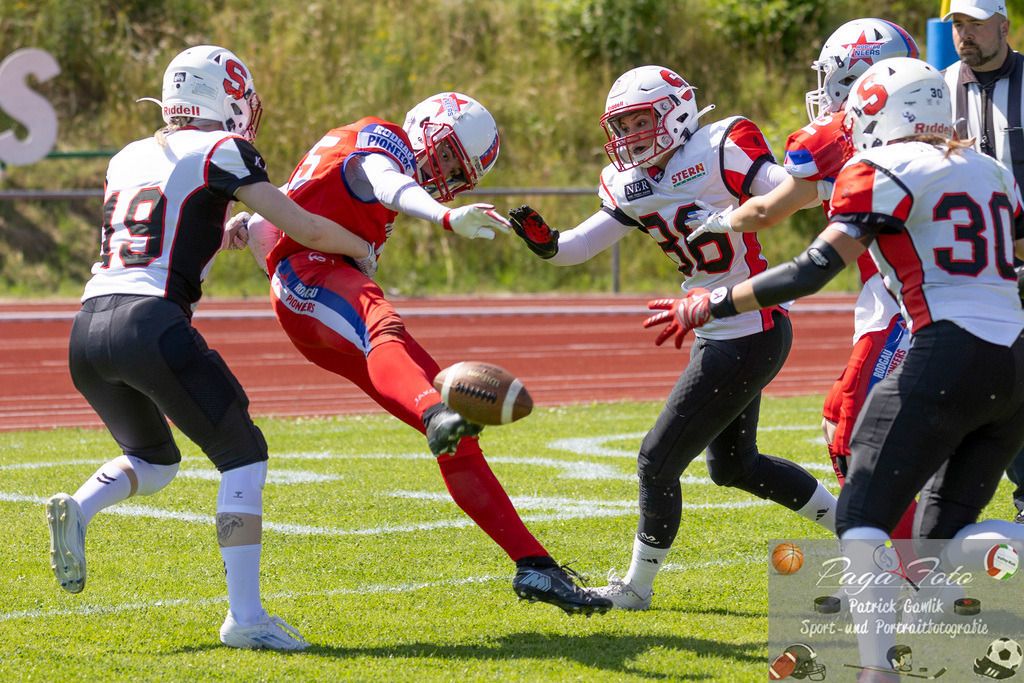 GFLW 1: German Football League Women 1: Rodgau Pioneers Ladies - Stuttgart Scorpions Sisters, 07.06.2026 | Jennifer Gerndt (Rodgau Pioneers Ladies #35) wird beim Punt von Maren Gruber (Stuttgart Scorpions Sisters #19) gehindert, Angela Daniela Luzia Kächle (Stuttgart Scorpions Sisters #86) &amp; Maria Schubert (Stuttgart Scorpions Sisters #30) &amp; Fabienne Kämmerer (Rodgau Pioneers Ladies #26), Rodgau Pioneers Ladies - Stuttgart Scorpions Sisters, Rodgau, Maingau-Energie-Stadion "Am Weichsee", 7.6.2026 - Realisiert mit Pictrs.com