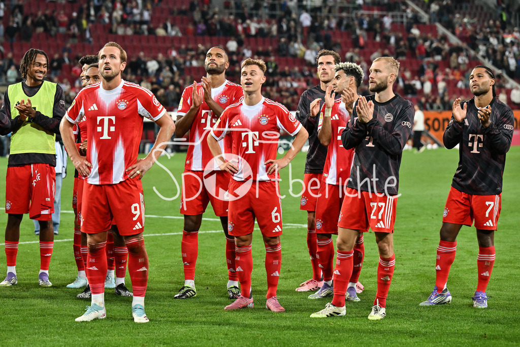 FC Augsburg - FC Bayern München | Die Spieler des FC Bayern ausgelassen den Sieg in Augsburg / Bundesliga: FC Augsburg - FC Bayern München; WWK-Arena am 30.08.2025 / DFL REGULATIONS PROHIBIT ANY USE OF PHOTOGRAPHS AS IMAGE SEQUENCES AND/OR QUASI-VIDEO / Jonah KUSI-ASARE (FC Bayern Muenchen 41), Harry KANE (FC Bayern Muenchen 9), Jonathan TAH (FC Bayern Muenchen 4), Joshua KIMMICH (FC Bayern Muenchen 6), Leon GORETZKA (FC Bayern Muenchen 8), Luis DIAZ (FC Bayern München 14), Konrad LAIMER (FC Bayern Muenchen 27), Serge GNABRY (FC Bayern Muenchen 7)