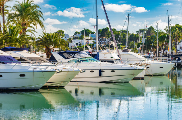 Luxury yachts anchoring at the marina on Majorca, Spain Balearic islands | Anchoring yachts at the marina of Cala D'Or on Mallorca island, Spain Mediterranean Sea - Realisiert mit Pictrs.com