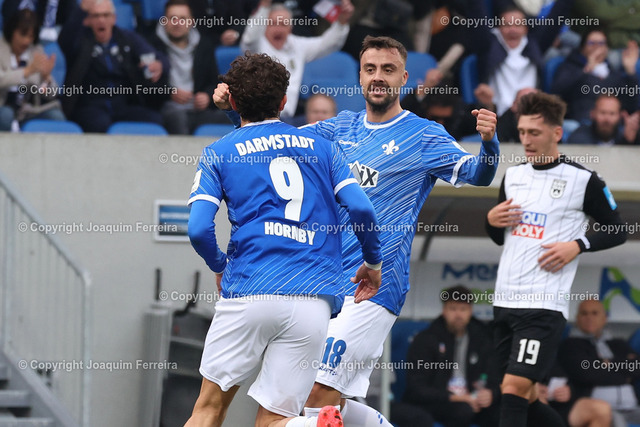 28.10.2024 xJFAx SVDAvsULM_0905 Kopie | 2024.10.28 xJFAx 2.Bundesliga  SV Darmstadt 98 - SSV Ulm 1846 v.l.,  Fraser Hornby (SV Darmstadt 98), Philipp Förster (SV Darmstadt 98) Torjubel, Goal celebration, celebrate the goal (DFL/DFB REGULATIONS PROHIBIT ANY USE OF PHOTOGRAPHS as IMAGE SEQUENCES and/or QUASI-VIDEO) - Realisiert mit Pictrs.com