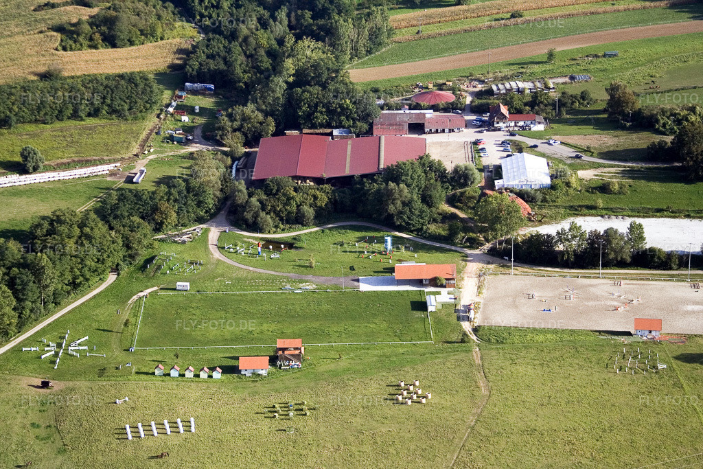 Luftbild: Reiterhof in Neewiller-près-Lauterbourg im Bundesland Bas-Rhin in Frankreich. – Foto: IMG_8080.jpg vom 15.09.2007 durch Werner Riehm/FLY-FOTO.de – Auflösung des Originals: 3456 x 2304 px