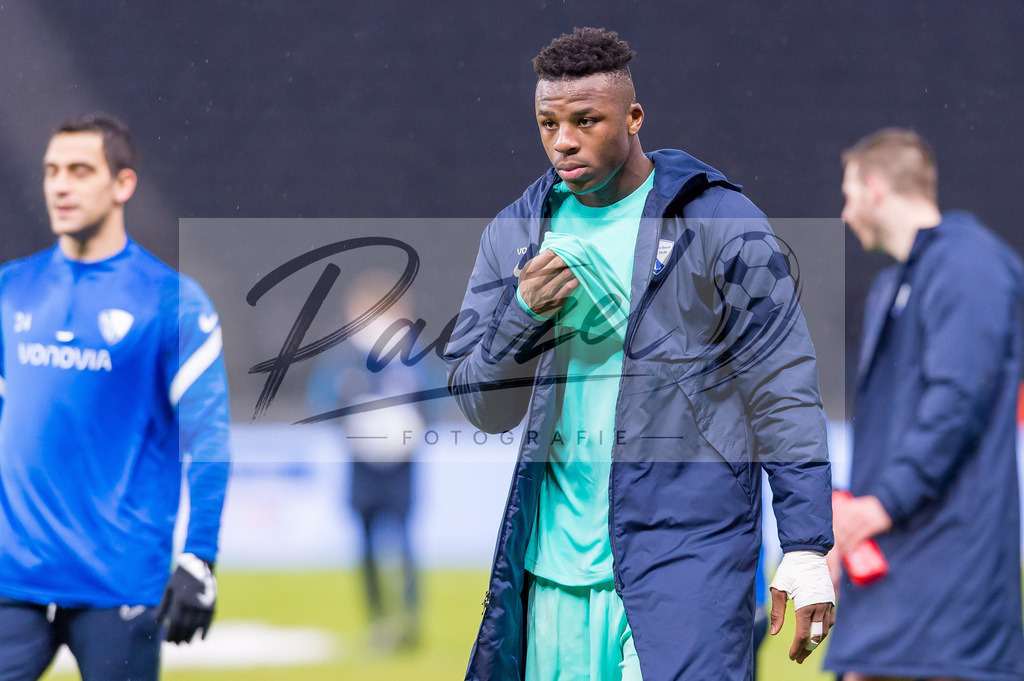 HERBOC20220204_076 | Fussball, Herren: Armel Bella Kotchap (VfL Bochum) schaut bei dem Spiel der 1. Bundesliga zwischen Hertha BSC und VfL Bochum im Olypiastadion am 04.02.2022 in Berlin, Deutschland.DFB / DFL REGULATIONS PROHIBIT ANY USE OF PHOTOGRAPHS AS IMAGE SEQUENCES AND/OR QUASI-VIDEO. - Realisiert mit Pictrs.com