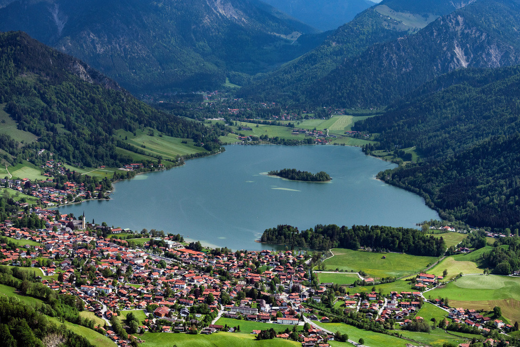 dr__0097962.jpg | SCHLIERSEE 19.05.2022 Ortsansicht der Straßen und Häuser der Wohngebiete in der von Bergen umgebenen Tallandschaft in Schliersee im Bundesland Bayern, Deutschland. // Location view of the streets and houses of residential areas in the valley landscape surrounded by mountains in Schliersee in the state Bavaria, Germany. Foto: Daniel Reiter
