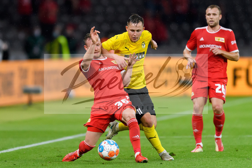 FCUKUO20210826_146 | Fussball, Herren: Janis Ikaunieks (Kuopion PS) und Cedric Teuchert (1.FC Union Berlin) im Zweikampf beim Spiel der UEFA Conference League zwischen 1. FC Union Berlin und Kuopion PS im Olympiastadion am 26.08.2021 in Berlin, Deutschland. - Realisiert mit Pictrs.com