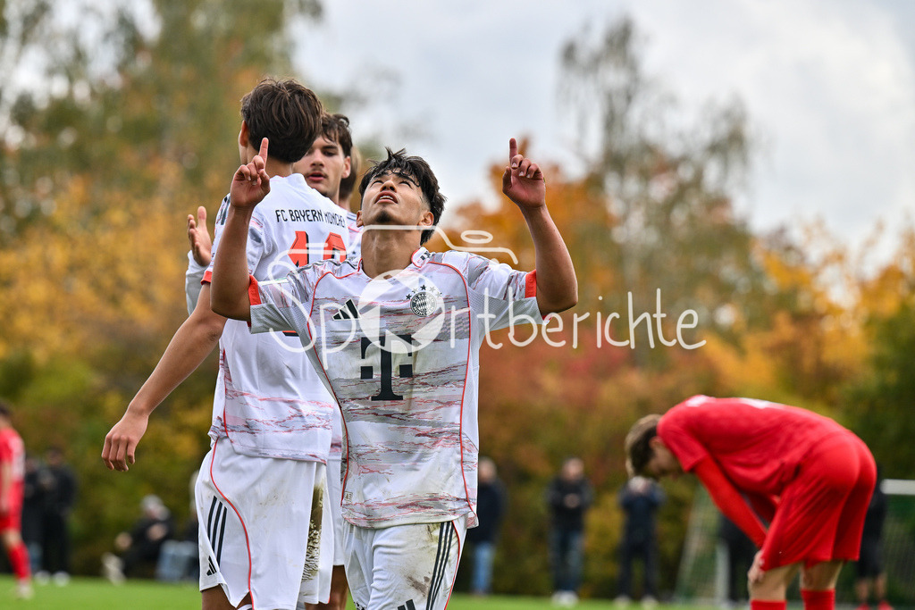 SpVgg Unterhaching U19 - FC Bayern München U19 | Jubel der Gäste nach dem Treffer zum 0-3 durch Maycon Douglas NORMANHA CAROZO (FC Bayern München U19 11) / Hattrick / Tor / Torschuetze / Freude / Happy / U19 DFB Nachwuchsliga: SpVgg Unterhaching - FC Bayern München; Sportschule Oberhaching am 18.10.2025