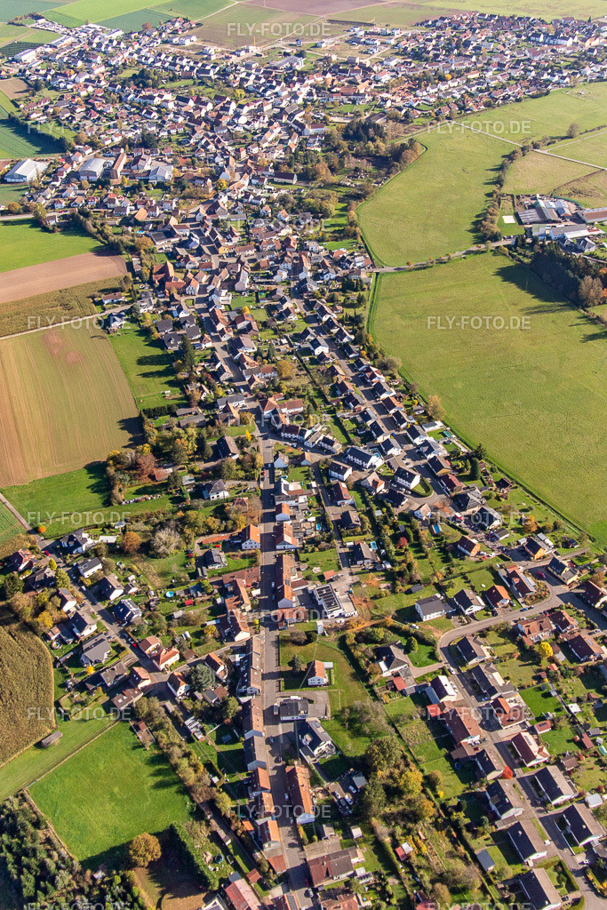 Ortschaft von Westen | Luftbild: Ortschaft von Westen im Ortsteil Miesau in Bruchmühlbach-Miesau im Bundesland Rheinland-Pfalz in Deutschland. Foto: IMG_143879.jpg vom 27.10.2024 durch ©2025 Werner Riehm fly-foto.de/copyright - Realisiert mit Pictrs.com