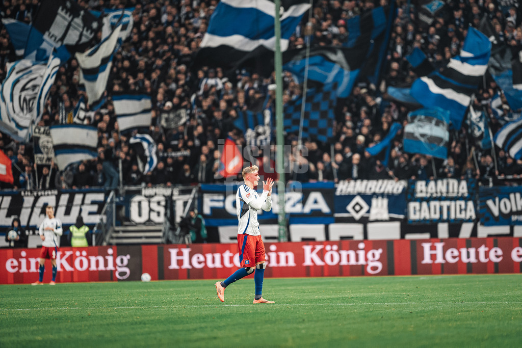 Fußball | Männer | Saison 2024/2025 | 2. Fußball-Bundesliga | 15. Spieltag | Hamburger SV vs. SV Darmstadt 98 | 08.12.2024 | Adam Karabec (#17, HSV) applaudiert den Fans nach seiner Auswechselung