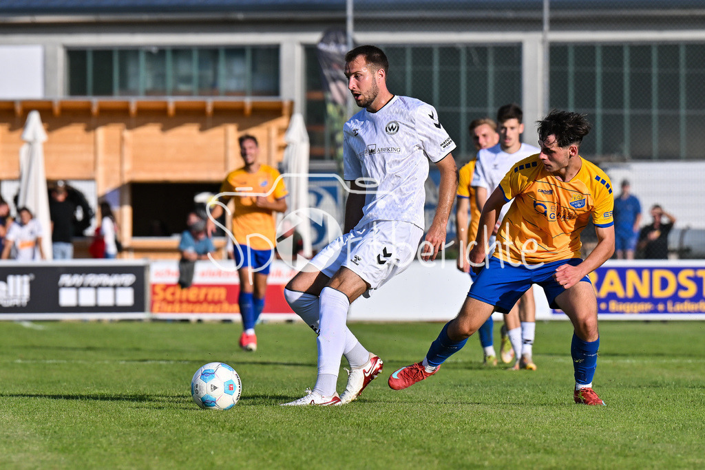 FC Pipinsried - SV Wacker Burghausen | im Duell Moritz BANGERTER (SV Wacker Burghausen 17) und pip17 / Zweikampf / Landespokal Bayern: FC Pipinsried - SV Wacker Burghausen; Küchenstadel-Arena am 26.08.2025