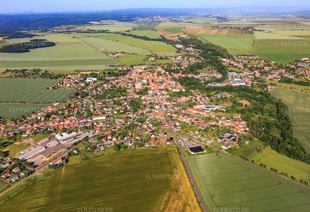 Luftbild: Stadtansicht aus Osten im Ortsteil Ermsleben in Falkenstein im Bundesland Sachsen-Anhalt in Deutschland. Foto: IMG_148179.jpg vom 12.06.2025 durch Werner Riehm/FLY-FOTO.de