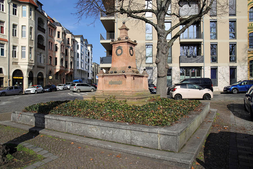 Foto: Leipzig - Kugeldenkmal - Blick zur Hans-Pöche-Straße | Das Team hinter BILDLEXIKON LEIPZIG bündelt historische wie aktuelle Informationen über die Stadt Leipzig in Text und Bild auf einer Plattform und stellt diese der interessierten Öffentlichkeit zur Verfügung.