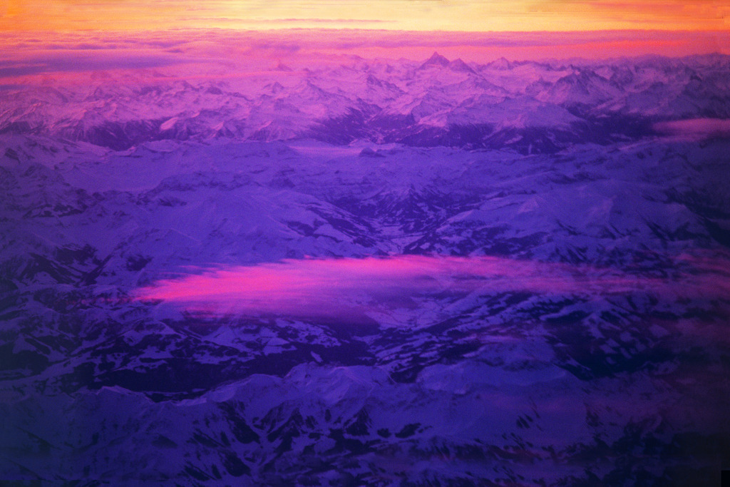 WolkenWort 32_pinkCloud | Wolkenwort # 32
Nach Sonnenuntergang Blick aus dem Flugzeug auf die Alpen, Januar 2002, Flug Las Palmas-Stuttgart
Fotoausstellung WOLKENWORTE, Oberbank Salzburg, Alter Markt 4, 30.5.-30.6.2006. Eine veranstaltung der Europagesellschaft, Salzburg
