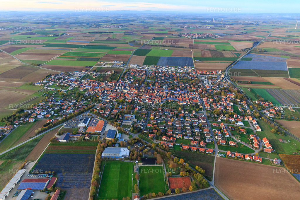 Luftbild: Ortsansicht von Süden in Bergtheim im Bundesland Bayern in Deutschland. Foto: IMG_119764.jpg vom 26.10.2019 durch Werner Riehm/FLY-FOTO.de