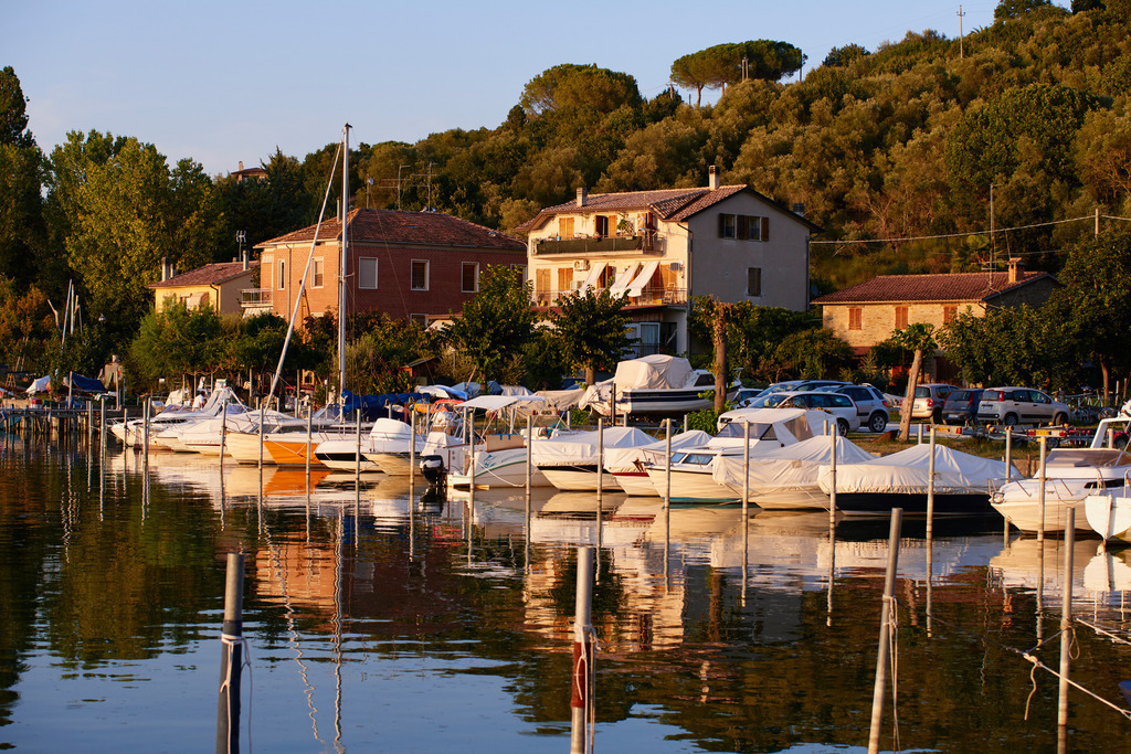Bootshafen von San Feliciano | San Feliciano, Italien - August 31, 2016: Lago Trasimeno; Bootshafen von San Feliciano. - Realisiert mit Pictrs.com