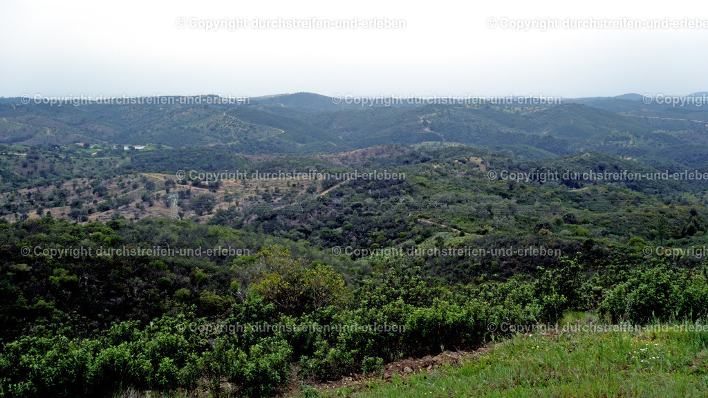 Ausblick von der Casa dos Cantoneiros de Barranco do Velho nahe Cortelha in die Serra do Caldeirão Algarve | Ausblick von der Casa dos Cantoneiros de Barranco do Velho nahe Cortelha in die Serra do Caldeirão, Algarve - Realisiert mit Pictrs.com