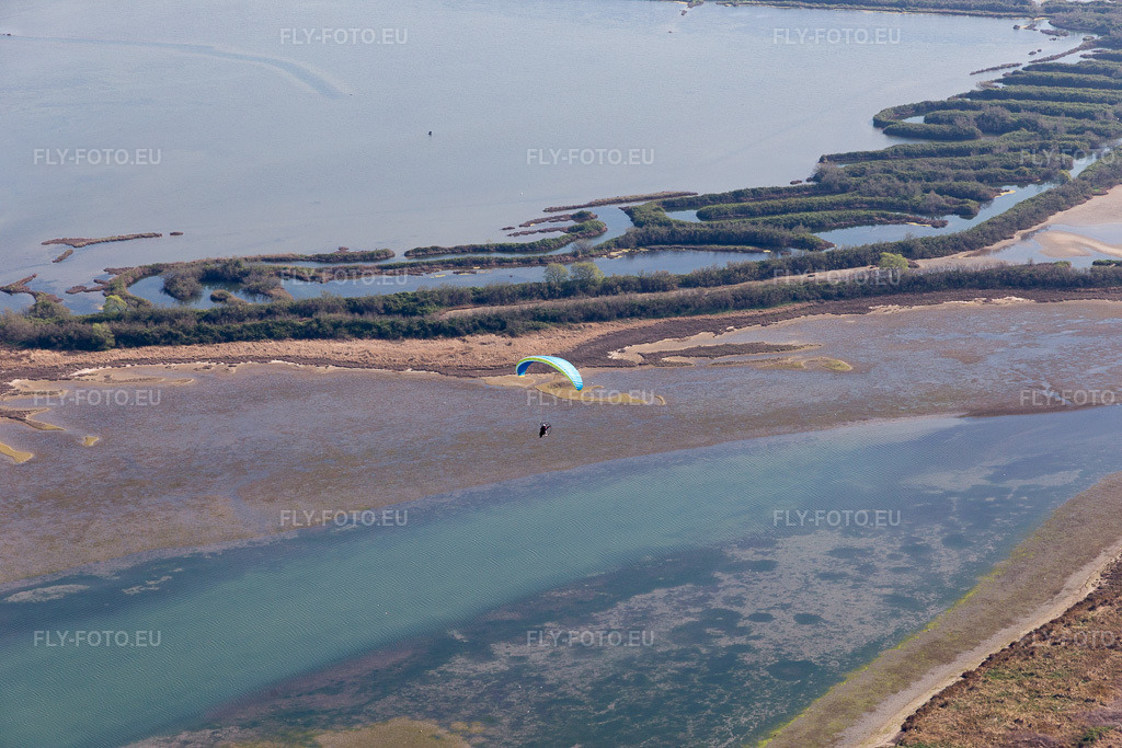 Vue aérienne: Vue de la ville à Caserma di Canal Muro dans le département Frioul-Vénétie Julienne, Italie. Photo: IMG_098056.jpg prise le 03/04/2017 par Werner Riehm/FLY-FOTO.eu – Résolution de l'original: 5472 x 3648 px