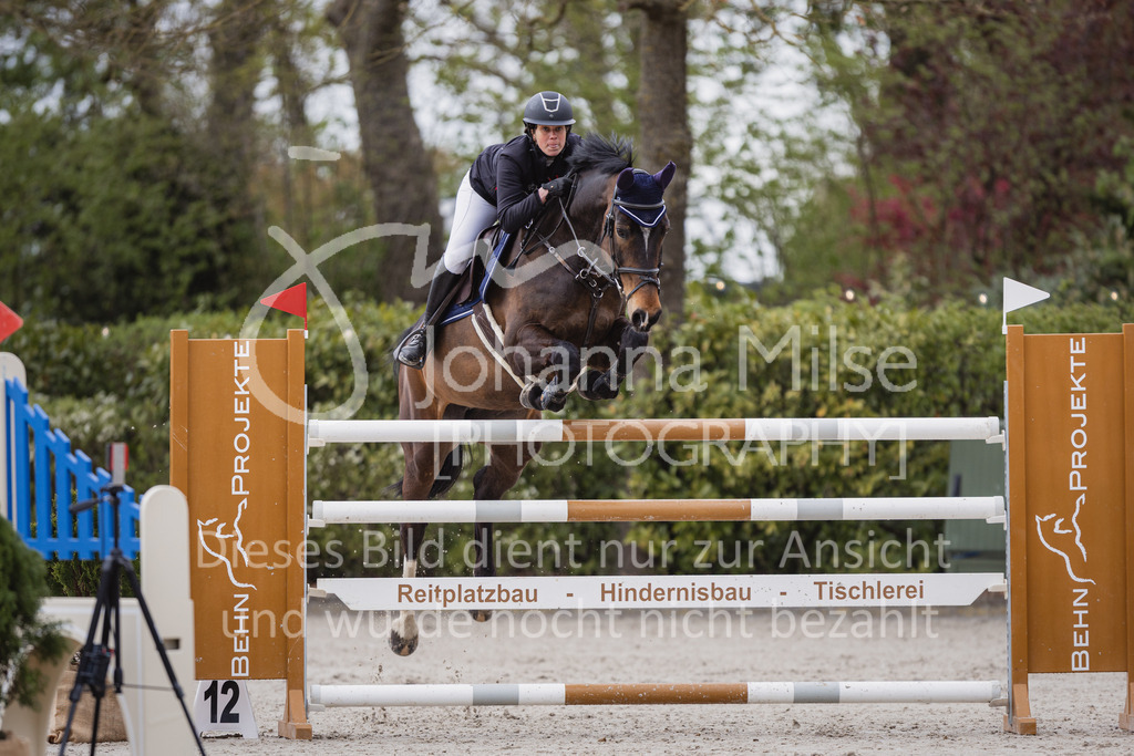 230426_HofSosath_S-Spr-407 | Deine schönsten Turniermomente als professionelle Fotos! Entdecke hochwertige Pferdesport-Fotografie im Online-Shop. Jetzt Fotos finden & bestellen!