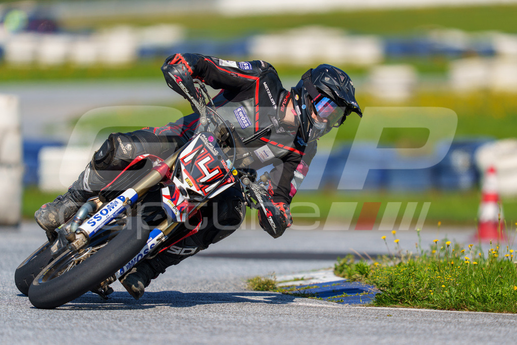 SuperMoto_Staatsmeisterschaft_Greinbach_256 | GRIPcapture steht für authentische Sportfotografie in Österreich – für Momente, die mehr sind als Geschwindigkeit oder Ergebnis. Es geht um Emotion, Spannung, Fokus und den Augenblick, der oft nur einen Wimpernschlag dauert.Ob Motorsport, Teamsport oder 