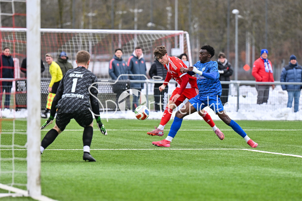 FC Bayern Amateure - SGV Freiberg Fussball | MUNICH, GERMANY - 29. JANUARY: im Duell Maximilian SCHUHBAUER (FC Bayern München II 7) und Abou Dramane BALLO (SGV Freiberg 27) während dem Testspiel zwischen den Amateuren des FC Bayern und dem SGV Freiberg Fussball am FC Bayern Campus