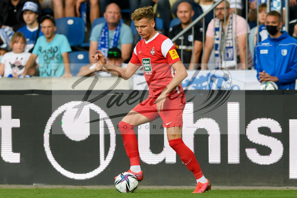 FCMFCK20210904_187 | Fussball, Herren: Philipp Hercher (1. FC Kaiserslautern) in Aktion, am Ball, Einzelaktion beim Spiel der 3. Liga zwischen 1. FC Magdeburg und 1. FC Kaiserslautern in der MDCC-Arena am 04.09.2021 in Magdeburg, Deutschland.DFB / DFL REGULATIONS PROHIBIT ANY USE OF PHOTOGRAPHS AS IMAGE SEQUENCES AND/OR QUASI-VIDEO. - Realisiert mit Pictrs.com