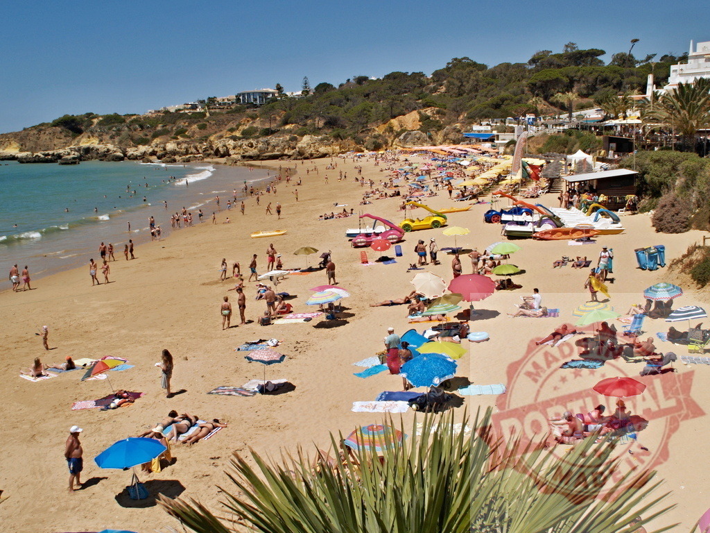 Praia da Oura beach in the Algarve summer holiday | People enjoying a sunny day on a crowded beach with umbrellas and ocean views - Realisiert mit Pictrs.com