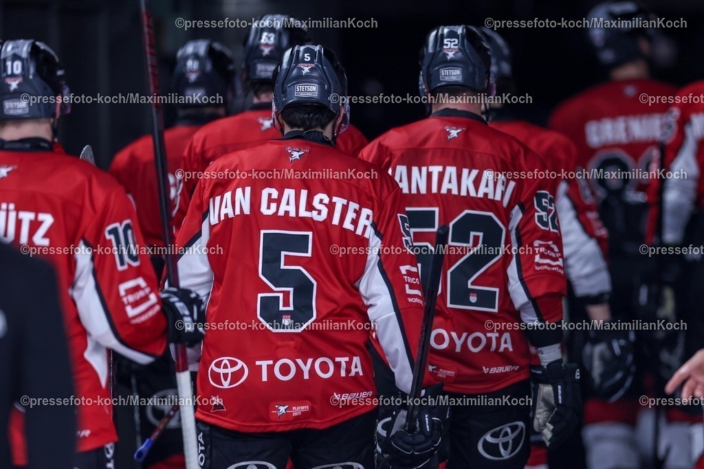 KEC24032502086 | 24.03.2025, Eishockey, DEL Play-offs, Kölner Haie - Fischtown Pinguins Bremerhaven, Viertelfinale Spiel 4, Lanxess-Arena Köln: Robin van Calster (Kölner Haie #5) verlässt mit der Mannschaft das Eis