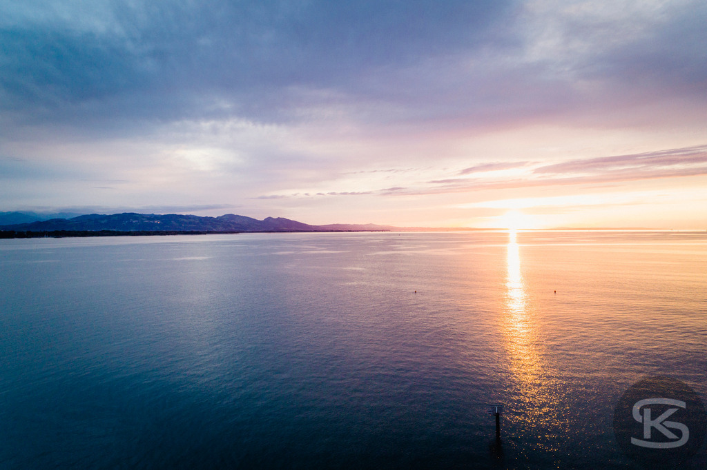 Bodenseebilder Galerie: Atemberaubende Fotos & Stimmungen | Entdecken Sie eine Sammlung stimmungsvoller Fotos vom Bodensee. Hochwertige Bilder von Sonnenauf- und -untergängen, Uferlandschaften, Booten und der Natur rund um den größten See Deutschlands. - Realisiert mit Pictrs.com