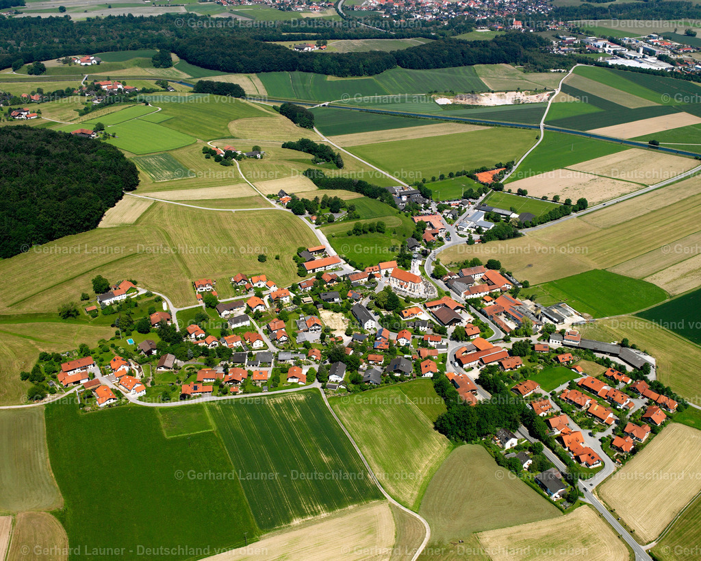 2600346 | MEHRING 09.06.2006 Landwirtschaftliche Nutzflächen und Feldgrenzen  umsäumen das Siedlungsgebiet des Dorfes in Mehring im Bundesland Bayern, Deutschland // Agricultural land and field boundaries surround the settlement area of the village  in Mehring in the state Bavaria, Germany Foto: Gerhard Launer