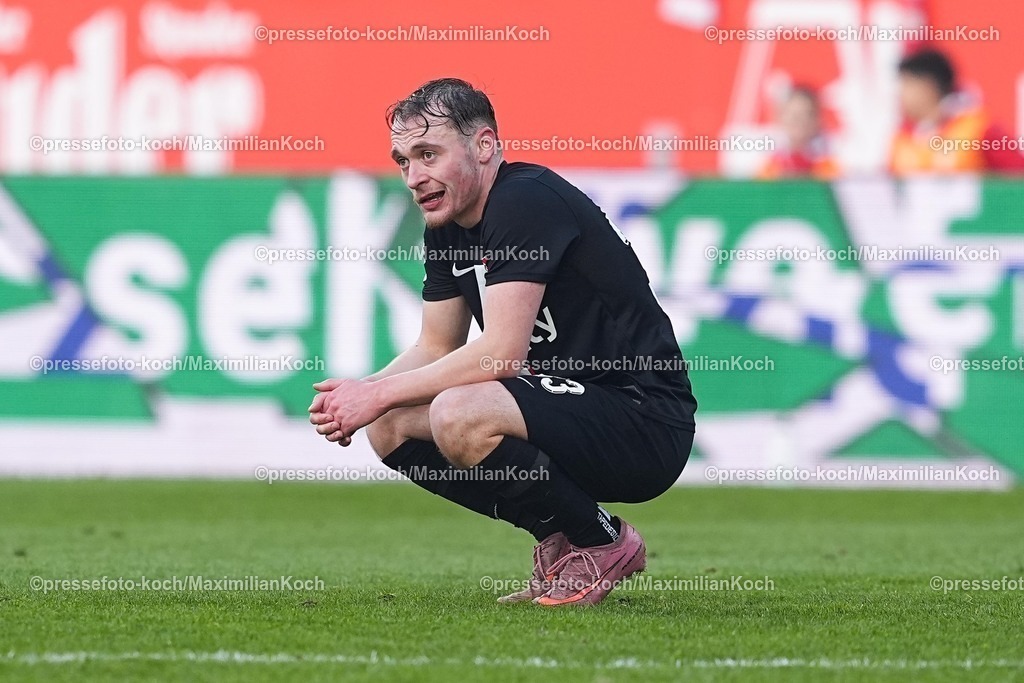 xYDRx24012601079 | 24.01.2026, xydrx, Fußball, 3.Liga, Rot-Weiss Essen - TSV Havelse, Saison 2025 2026, Stadion an der Hafenstraße: Arlind Rexhepi (TSV Havelse #33) enttäuscht nach der 4:1 Niederlage   DFB regulations prohibit any use of photographs as image sequences and or quasi-video. Photo: xYannisxDreimannxPressefotoKochx