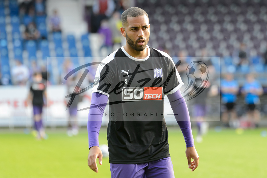 OSNVKO2021090620210906_239 | Fussball, Herren: Andrew Wooten (VfL Osnabrueck) schaut beim Spiel der 3. Liga zwischen VfL Osnabrueck und FC Viktoria Koeln im Stadion an der Bremer Bruecke am 06.09.2021 in Osnabrueck, Deutschland.DFB / DFL REGULATIONS PROHIBIT ANY USE OF PHOTOGRAPHS AS IMAGE SEQUENCES AND/OR QUASI-VIDEO. - Realisiert mit Pictrs.com
