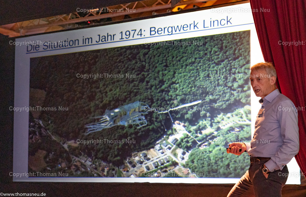 DSC_6767 | Stadtteildokumentation Hochstädten: Schätze im Berg, Vortrag von Veit Held zur Ausstellungseröffnung, Bericht über Vortrag und die Ausstellung als solche ,Begrüßung durch Claudia Sosniak, , Bild: Thomas Neu