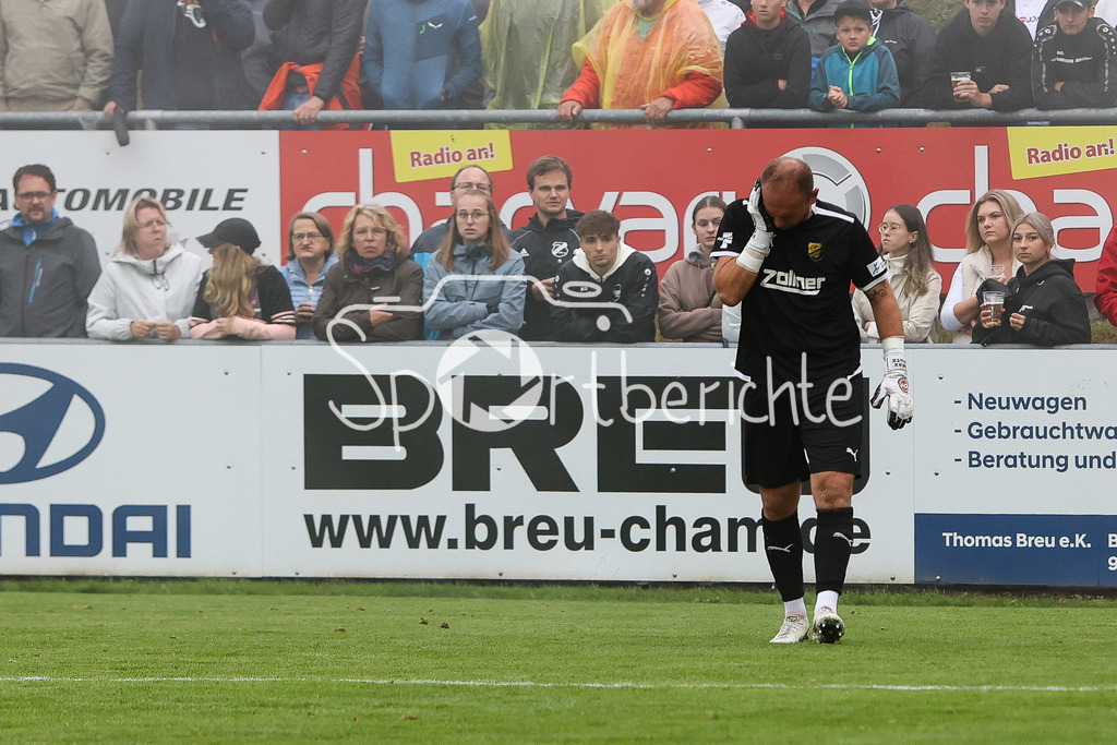 DJK Vilzing - FC Bayern Amateure | Vilzing Keeper Maximilian PUTZ (DJK #1) muss nach der Aktion der Bayern Fans behandelt werden / Ultras / Pyro / Boeller / Spielunterbrechung