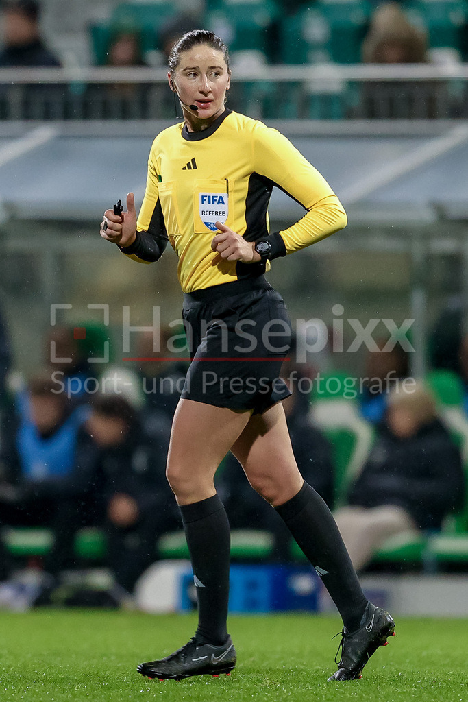 Fussball, DFB-Pokal Frauen, VfL Wolfsburg - SC Freiburg | FIFA Schiedsrichterin Franziska Wildfeuer, DIE DFB-RICHTLINIEN UNTERSAGEN JEGLICHE NUTZUNG VON FOTOS ALS SEQUENZBILDER UND/ODER VIDEOÄHNLICHE FOTOSTRECKEN. DFB REGULATIONS PROHIBIT ANY USE OF PHOTOGRAPHS AS IMAGE SEQUENCES AND/OR QUASI-VIDEO.