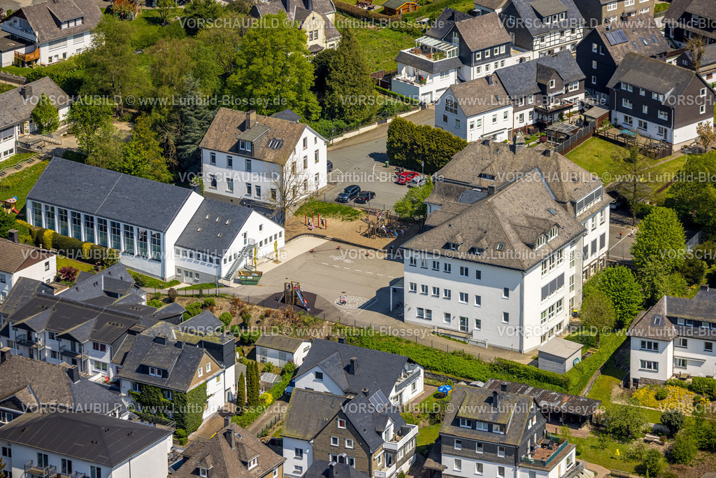 Schmallenberg240505173BadFredeburg | Luftbild, kath. Grundschule, Fredeburg, Schmallenberg, Sauerland, Nordrhein-Westfalen, Deutschland
