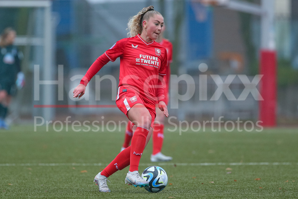 Fussball, Testspiel Frauen, SV Werder Bremen - FC Twente Enschede | v.li.: Danique Van Ginkel (FC Twente Vrouwen, 8) am Ball, Einzelbild, Ganzkörper, Aktion, Action, Spielszene