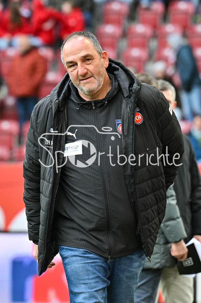 FC Augsburg - 1. FC Heidenheim | AUGSBURG, GERMANY - 15. FEBRUARY: im Bild Frank SCHMIDT Trainer 1. FC Heidenheim / Einzelfoto / Freisteller vor dem Bundesligamatch zwischen dem FC Augsburg und dem 1. FC Heidenheim am 22. Spieltag in der WWK-Arena / DFL REGULATIONS PROHIBIT ANY USE OF PHOTOGRAPHS AS IMAGE SEQUENCES AND/OR QUASI-VIDEO