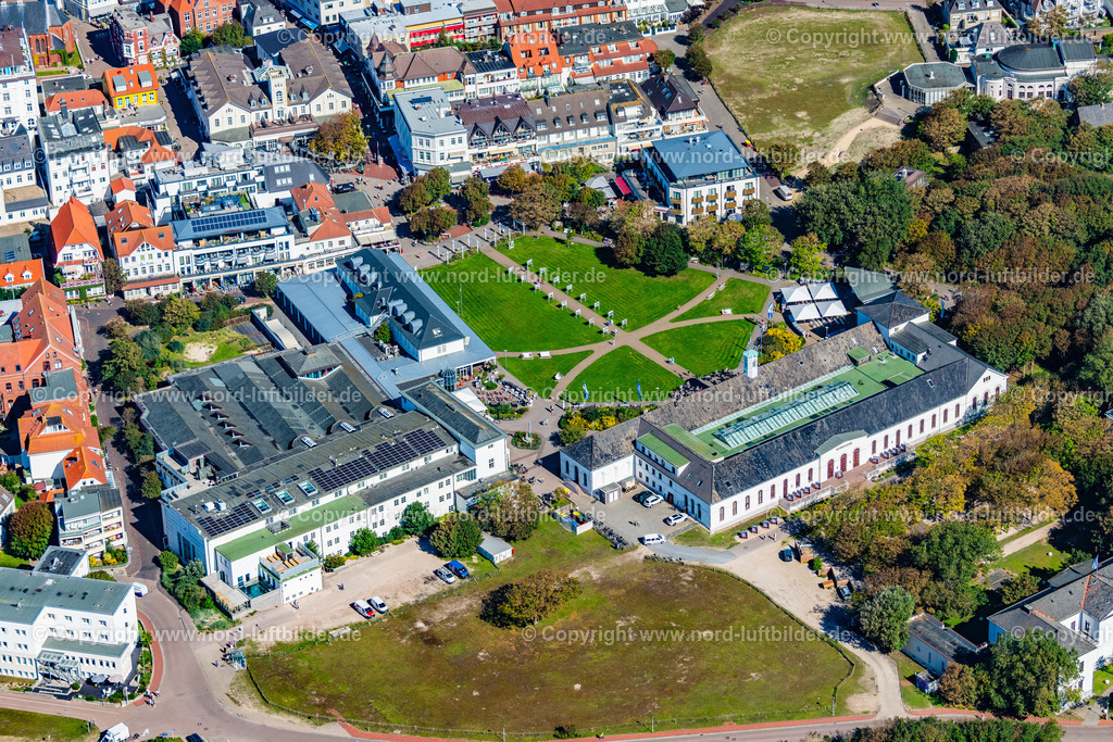 Norderney_Kurplatz_Tourismusinformation_ELS_7049050923 | NORDERNEY 05.09.2023 Kurgebiet und " Conversationshaus " auf Norderney am Kurplatz im Bundesland Niedersachsen, Deutschland. // Spa area and "Conversationshaus" on Norderney at Kurplatz in the state of Lower Saxony, Germany. Foto: Martin Elsen