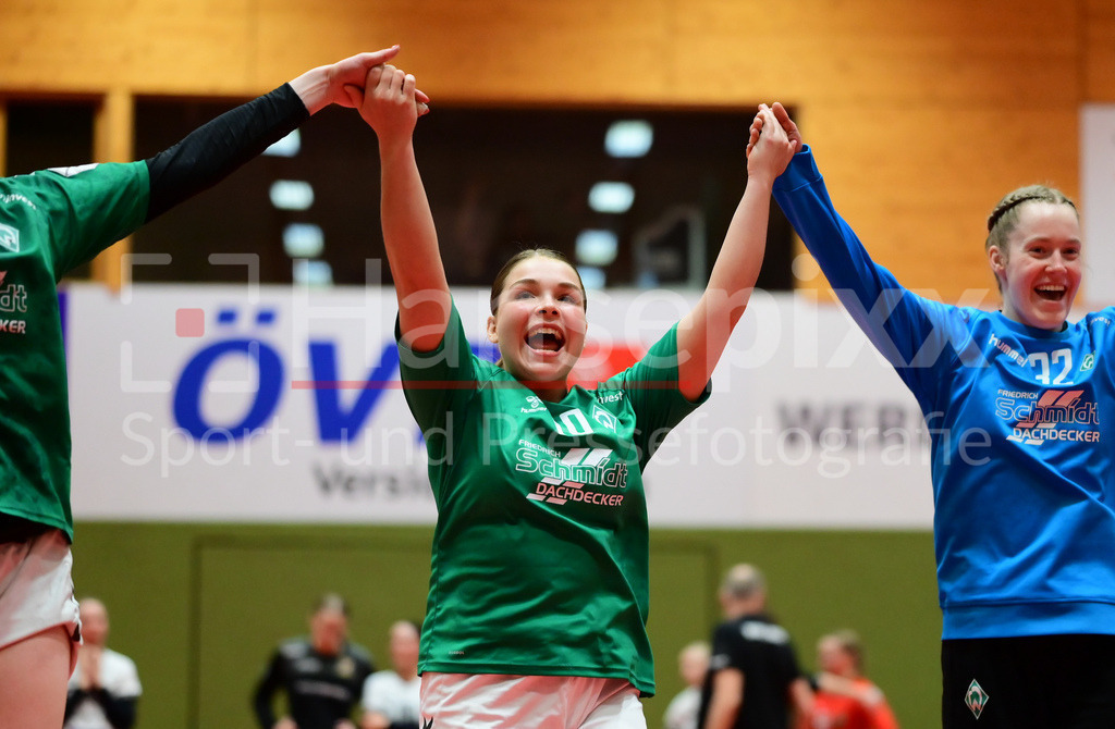 Handball, 2. Bundesliga Frauen, SV Werder Bremen - VfL Waiblingen | v.li.: Madita Probst (SV Werder Bremen, 10) und Wioleta Pajak (Torhüterin, Torwart, SV Werder Bremen, 32) jubeln über den Sieg, Freude über das gewonnene Spiel, Jubel, Lachen
