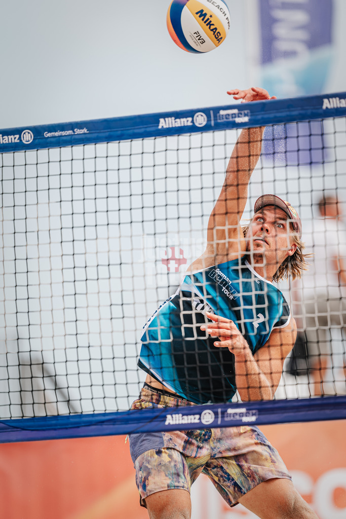 Beachvolleyball | Männer | Allianz German Beach Tour 2024 | Tourstop Kühlungsborn 2 | 15.08.2024 | Ole Schwarmann beim Angriff