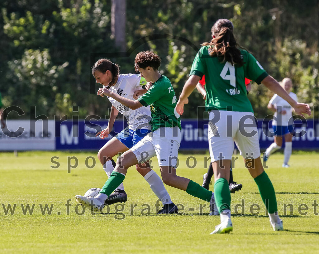 2023-09-16_002_FC_Forstern_gegen_VfL_Sindelfingen_Ladies_I | Forstern, Deutschland, 16.09.2023:
Fußball, B-Juniorinnen-Bundesliga Süd 2023 / 2024, 2. Spieltag, FC Forstern gegen VfL Sindelfingen Ladies I, Endergebnis: 4:1

Kaja Hegel (VfL Sindelfingen Ladies I, #16), Emilia Strube (FC Forstern, #21), Veronika Lang (FC Forstern, #4)

Foto: Christian Riedel / fotografie-riedel.net