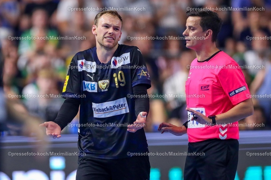 KoeEHF15062502019 | 15.06.2025, Handball, Finale TruckScout24 EHF FINAL4, LANXESS arena Köln, Füchse Berlin - SC Magdeburg: Mathias Gidsel  (Fuechse Berlin #19) unzufrieden neben Schiedsrichter 