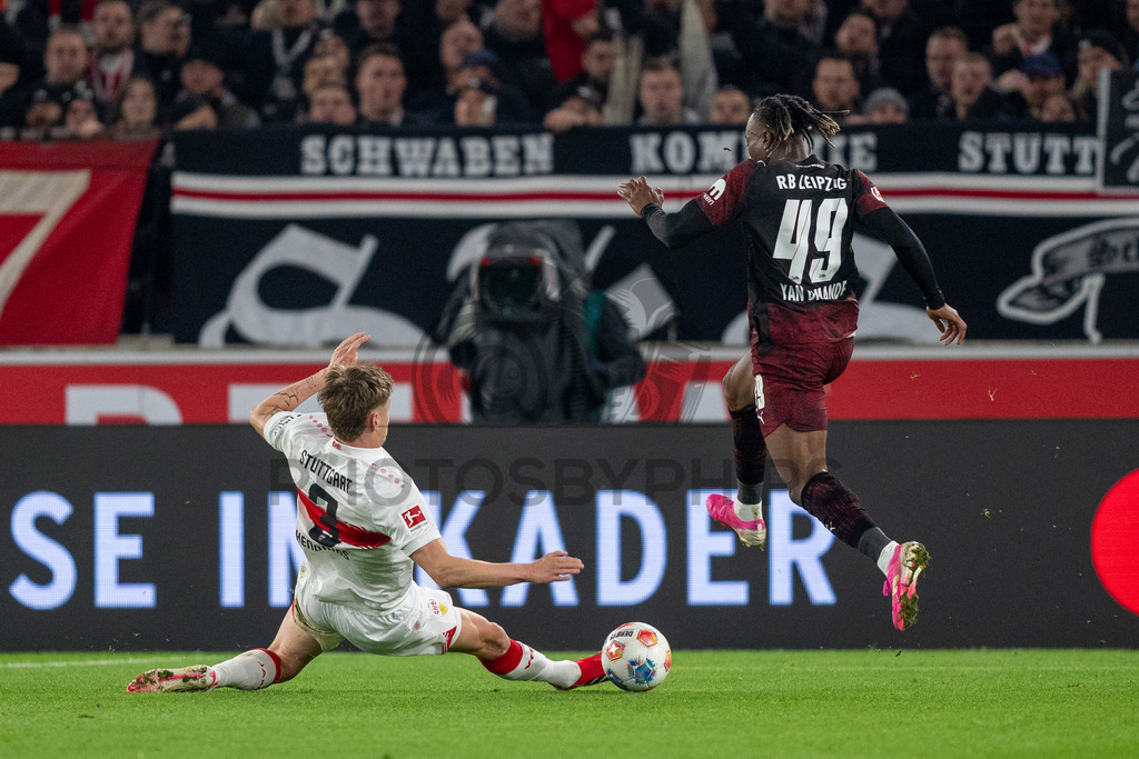 VfB Stuttgart vs. RB Leipzig, Fussball, 1. Bundesliga, 26. Spieltag, 15.03.2026 | Zweikampf zwischen Ramon Hendriks (VfB Stuttgart, #03) und Yan Diomande (RB Leipzig, #49),VfB Stuttgart vs. RB Leipzig, Fussball, 1. Bundesliga, 26. Spieltag, 15.03.2026Foto: photosbyphips/Philip Ziegler