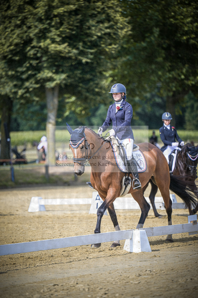 DOS_9282 | Entdecke hochwertige Reitturnierfotos von Foto Oger. Professionell, emotional und authentisch – jetzt Lieblingsmomente im Shop bestellen.Deutschlandweite Turnierfotografie. - Realisiert mit Pictrs.com